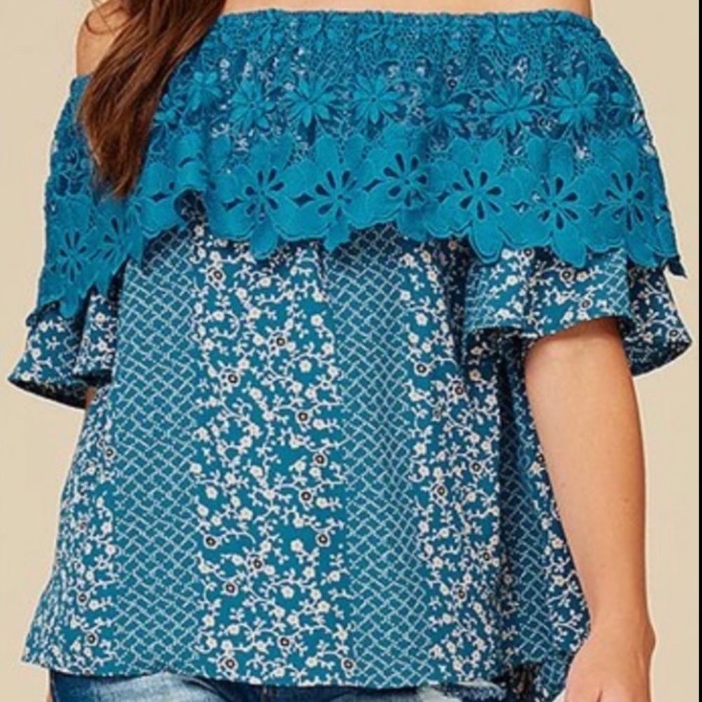 Listicle off‎ the Shoulder Blouse. Size Medium.